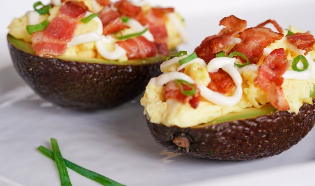 Avocado med egg og bacon – ferdig rett