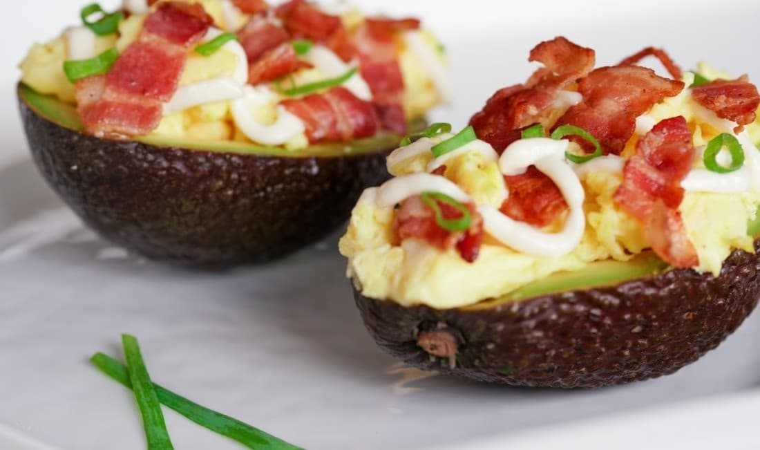 Avocado med egg og bacon – ferdig rett