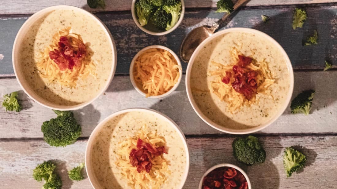 Brokkolisuppe med sprø bacon og ost – ferdig rett