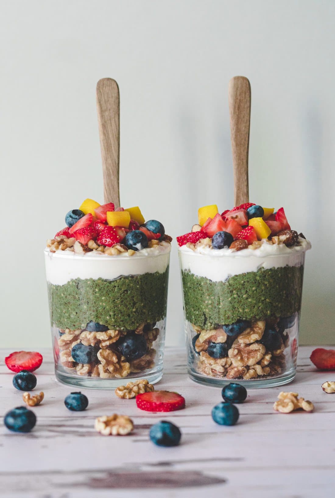 Chia- og yoghurtpudding med Nøtter og Friske Bær – ferdig rett