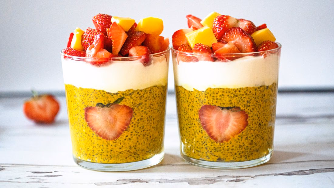 Chiapudding med Gurkemeie, yoghurt og Friske Bær – Sunn og Fargerik – ferdig rett