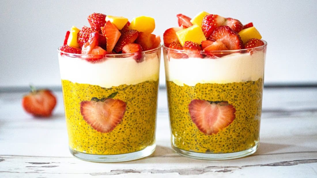 Chiapudding med Gurkemeie, yoghurt og Friske Bær – Sunn og Fargerik – ferdig rett