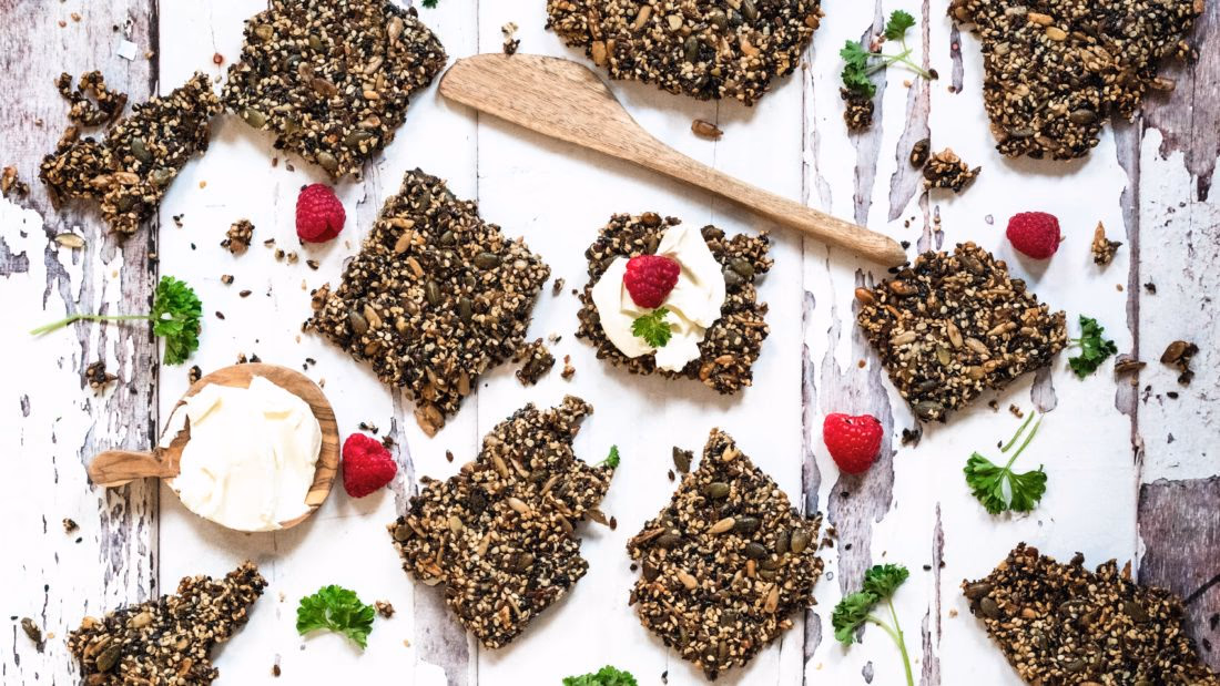 Crispy Lavkarbo knekkebrød av nøtter og frø – ferdig rett