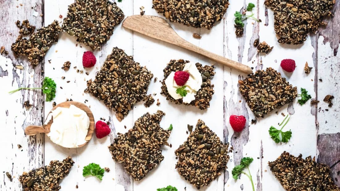 Crispy Lavkarbo knekkebrød av nøtter og frø – ferdig rett