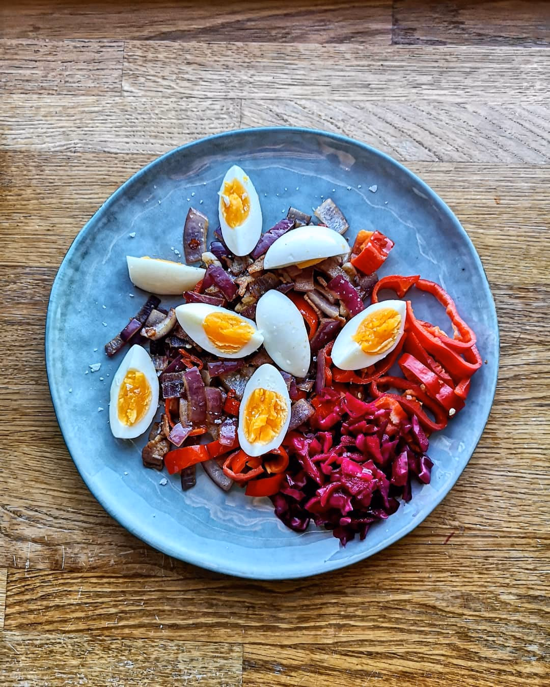 Egg, kjøtt og grønnsaker til frokost – ferdig rett