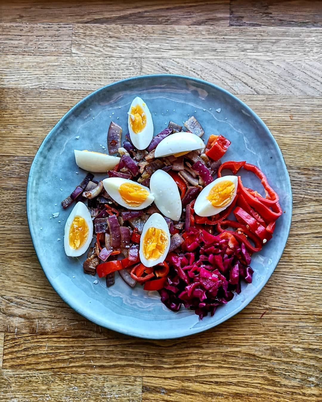 Egg, kjøtt og grønnsaker til frokost – ferdig rett