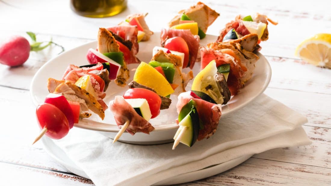 Fargerikt Grillspyd av rester – ferdig rett