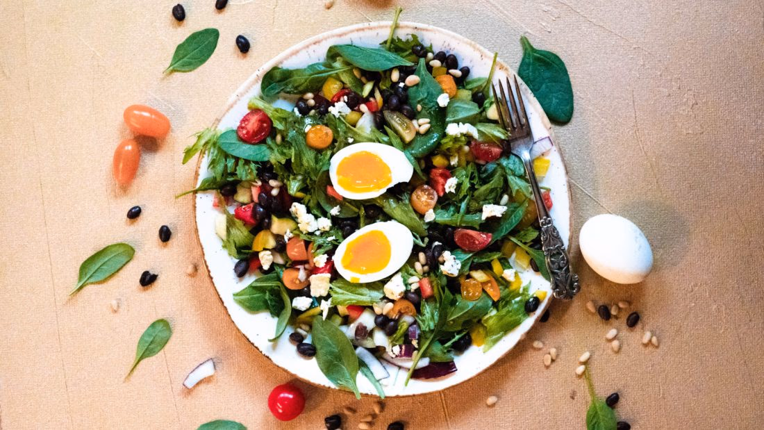 Frisk Bønnesalat med Egg – ferdig rett