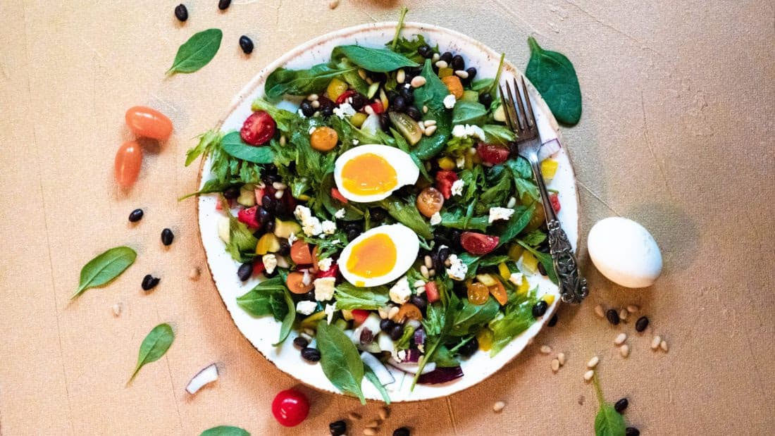 Frisk Bønnesalat med Egg – ferdig rett