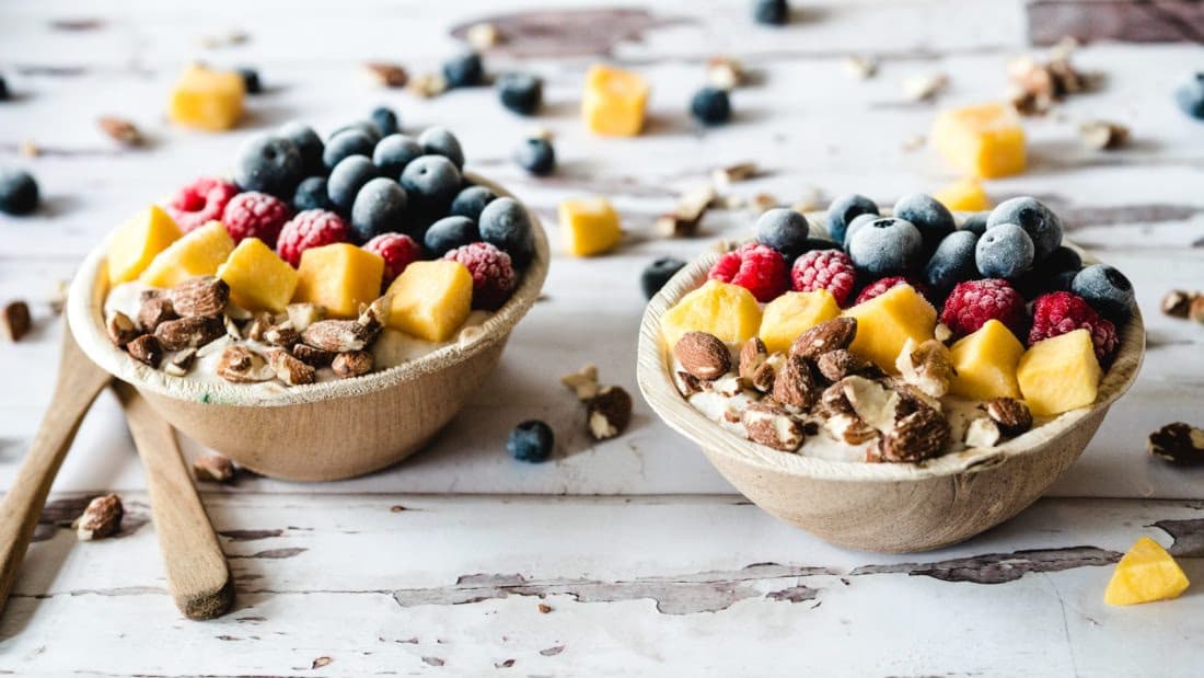 Frisk Yogurtbowl med Fiken, Bær og Nøtter – ferdig rett