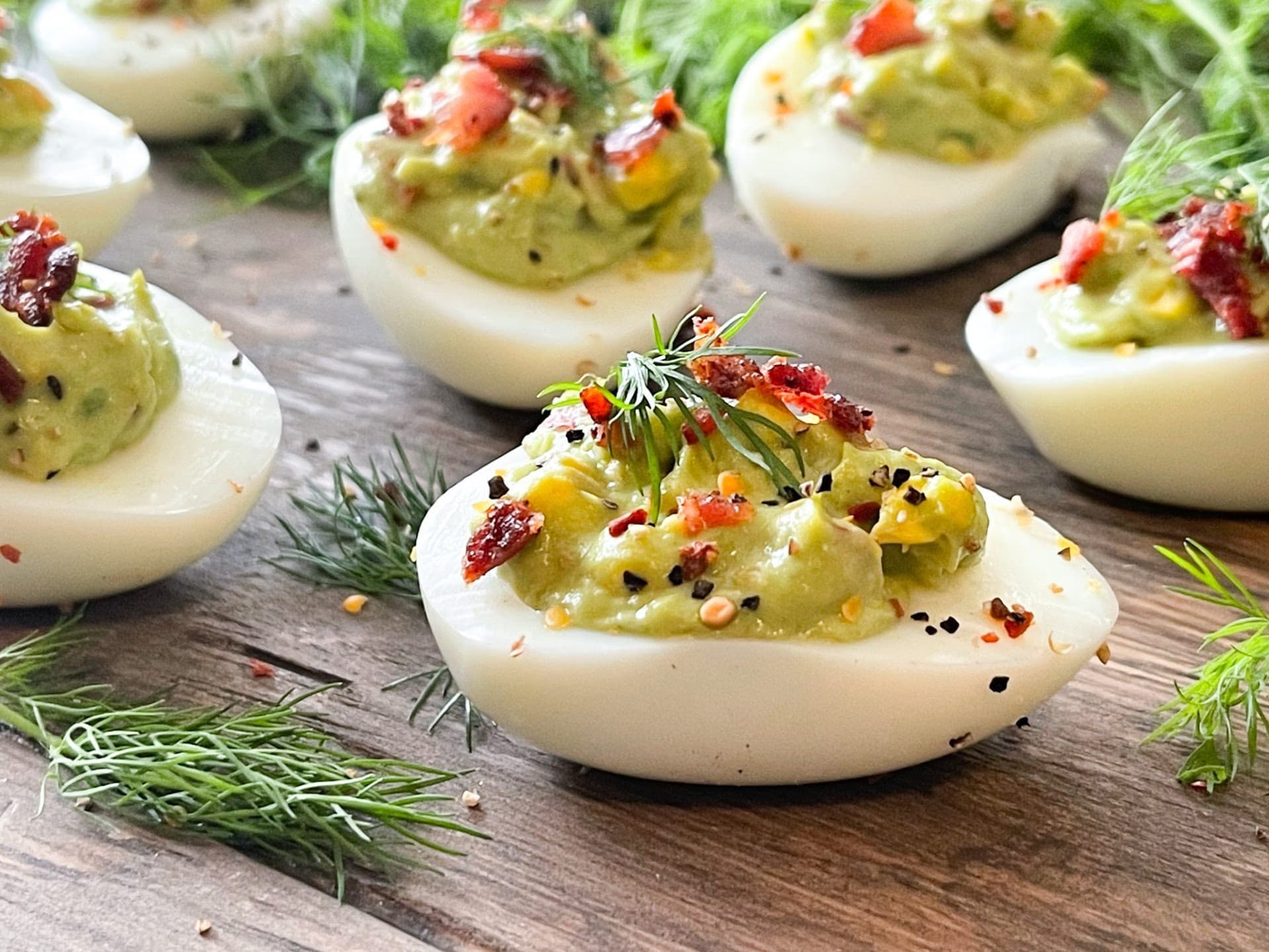 Fylte keto-egg med avokadokrem, bacon og urter – ferdig rett