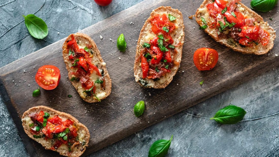 Glutenfri Bruschetta med Ost, Skinke og Friske Urter – ferdig rett