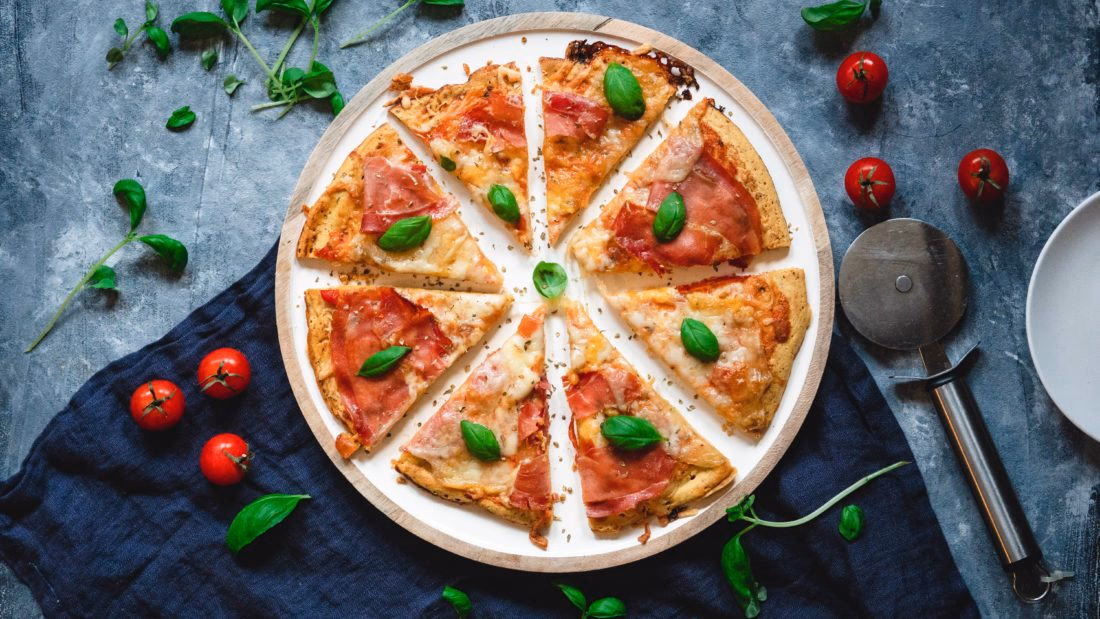 Glutenfri Kikertmelpizza med Fersk Mozzarella og Urter – ferdig rett