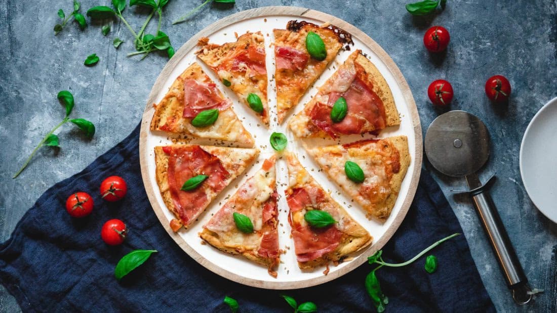 Glutenfri Kikertmelpizza med Fersk Mozzarella og Urter – ferdig rett
