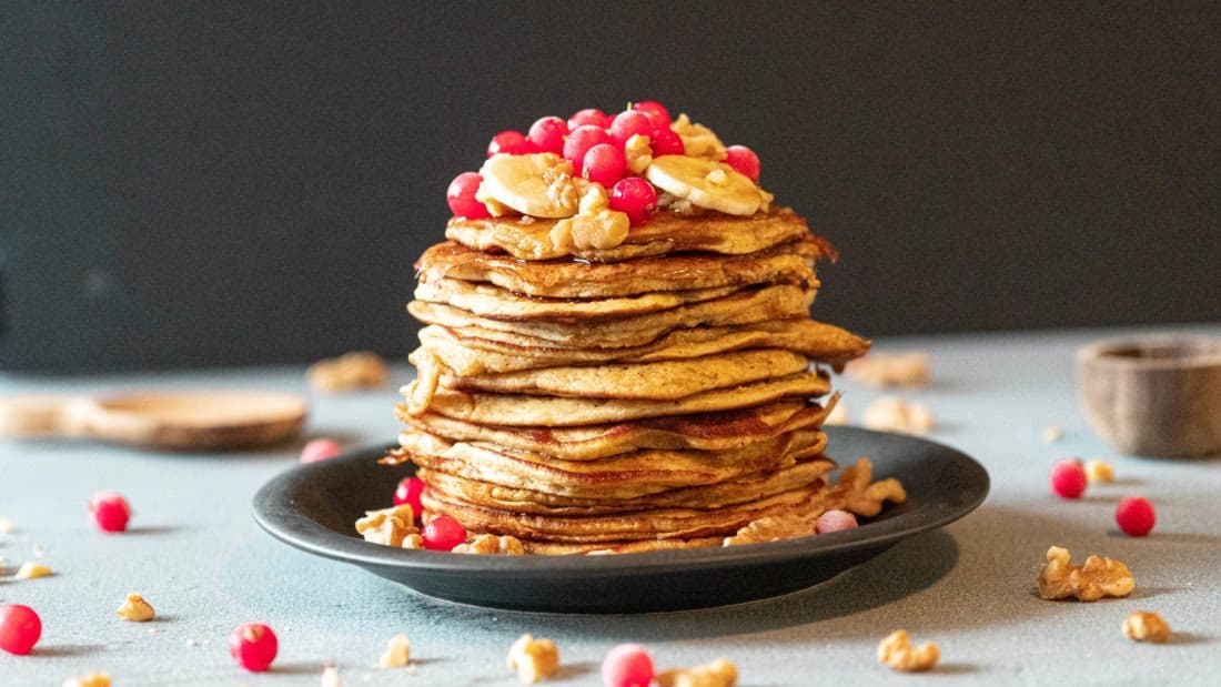 Glutenfrie Bananpannekaker med Lønnesirup og Friske Bær – ferdig rett