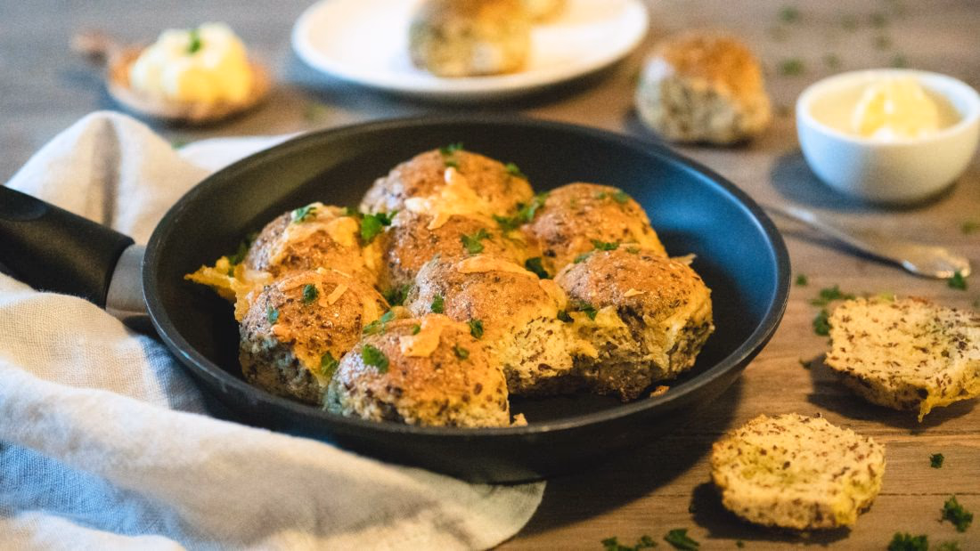 Glutenfrie Rundstykker med Pesto og Ost – ferdig rett