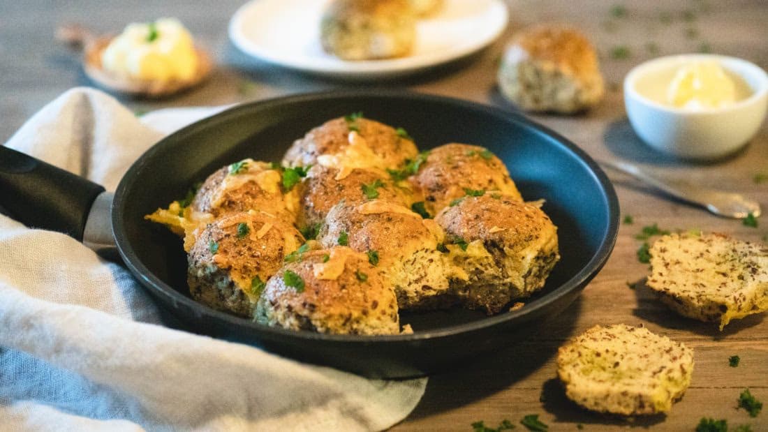 Glutenfrie Rundstykker med Pesto og Ost – ferdig rett