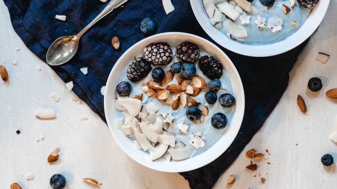 Havblå Spirulina Smoothie Bowl – Næringsrik Frokost med Bær og Nøtter – ferdig rett