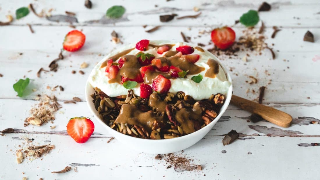 Hjemmelaget Granola med Friske Bær – ferdig rett