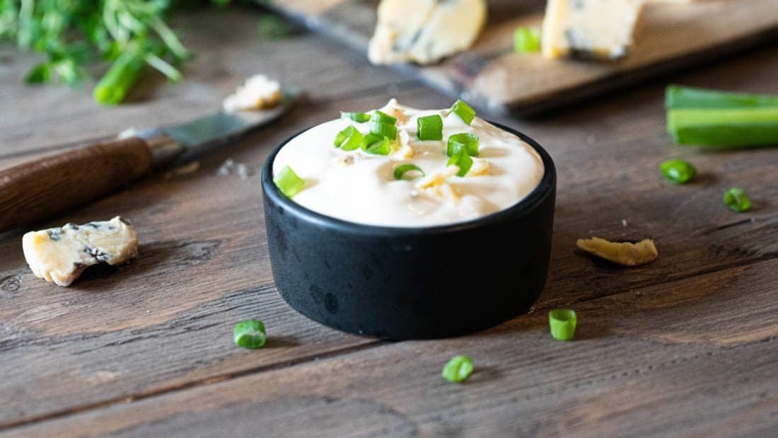 Keto Blåmuggost dressing – ferdig rett
