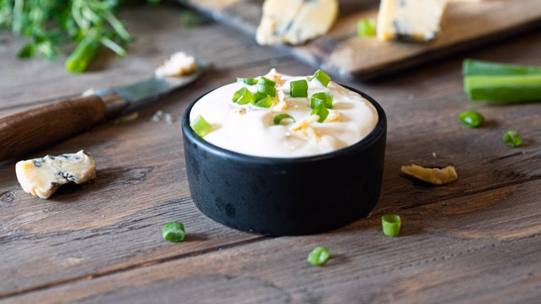 Keto Blåmuggost dressing – ferdig rett