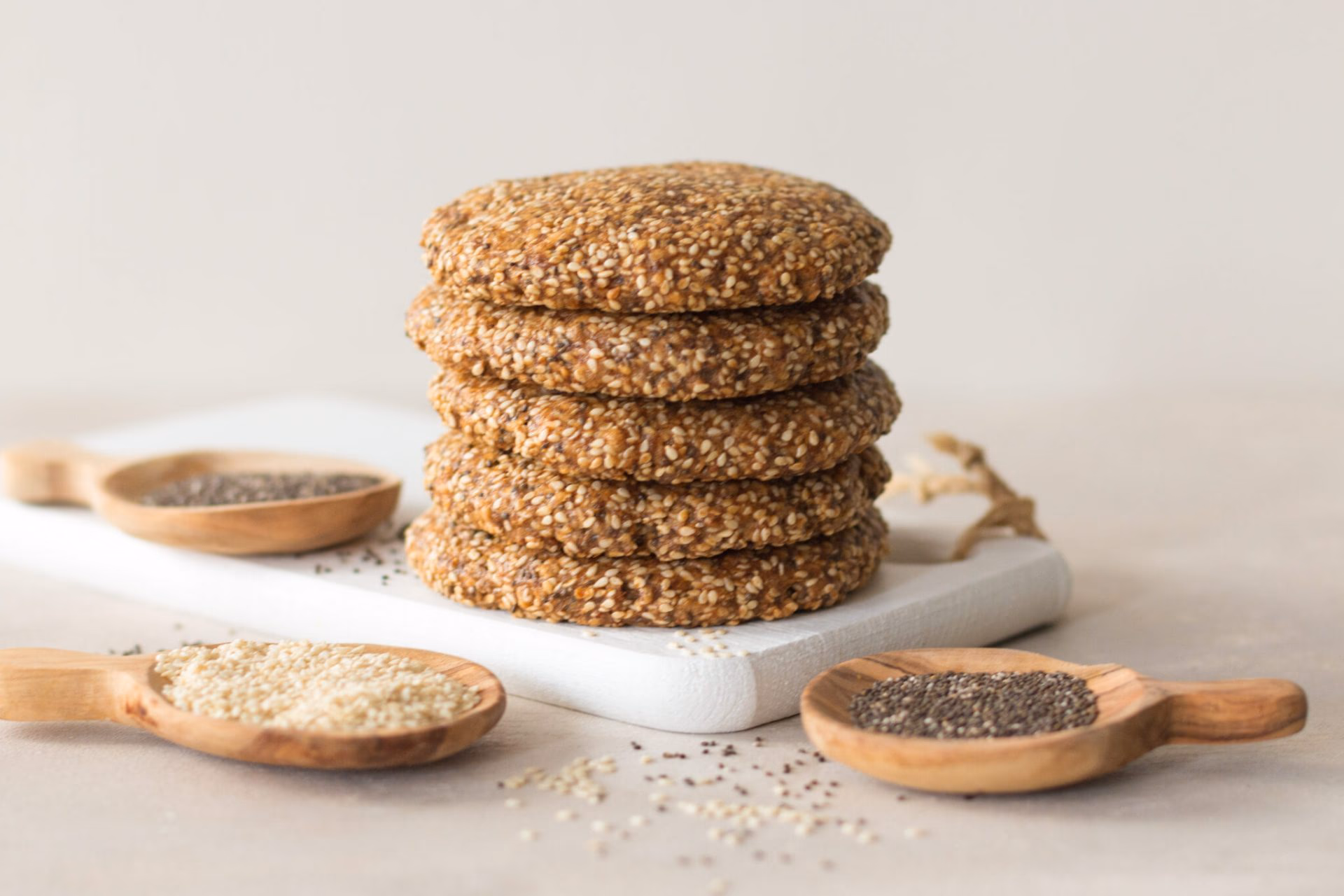 Keto Burgerbrød med sesam og chiafrø – ferdig rett