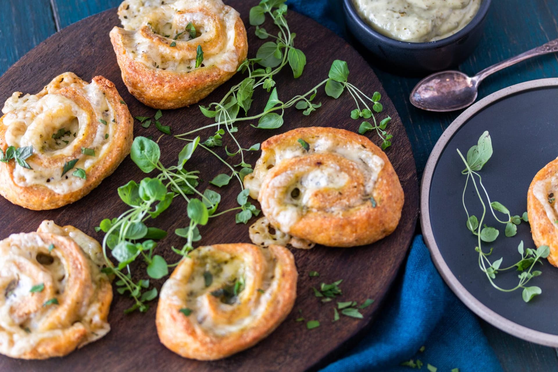 Keto Pesto og Tomat Pizza Snurrer – ferdig rett
