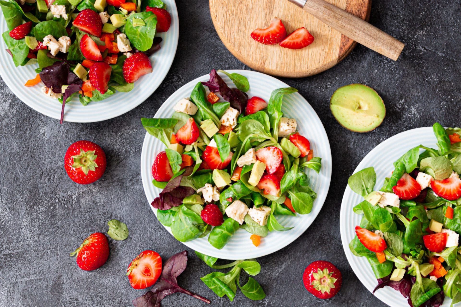 Keto sommersalat med friske jordbær og nøtter – ferdig rett
