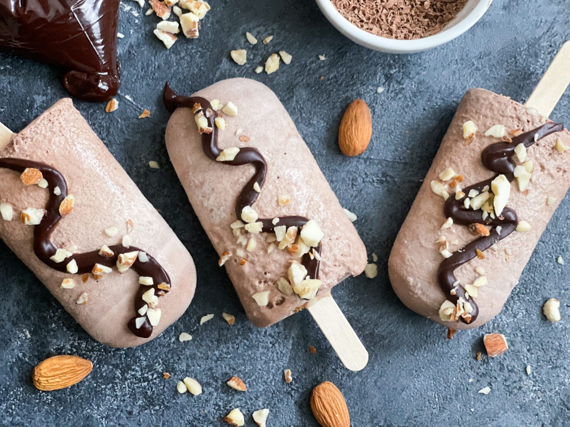 Ketovennlig kokosis med sjokolade og nøtter – ferdig rett