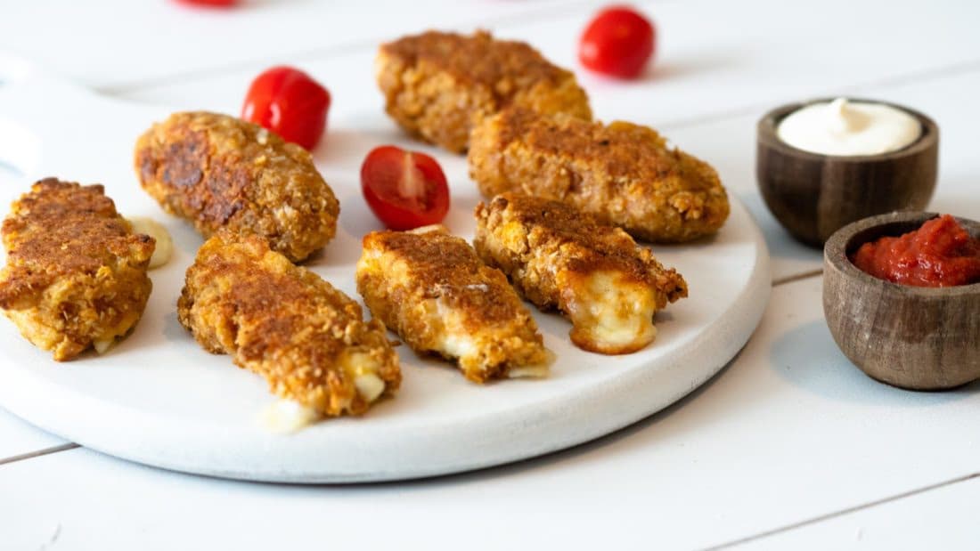 Ketovennlig Mozzarella pinner dyppet i salsa og rømme – ferdig rett
