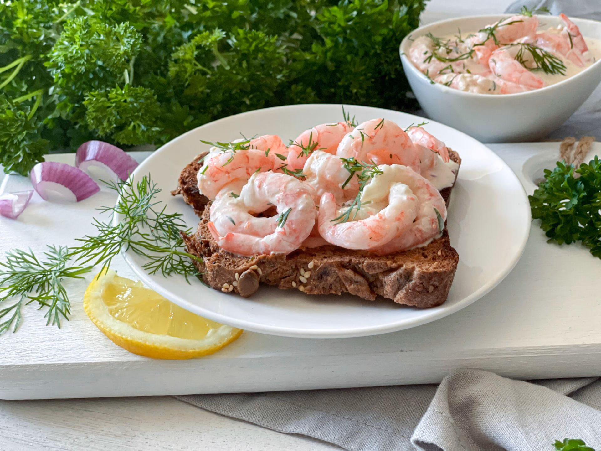 Ketovennlig rekesalat med dill og lime – ferdig rett