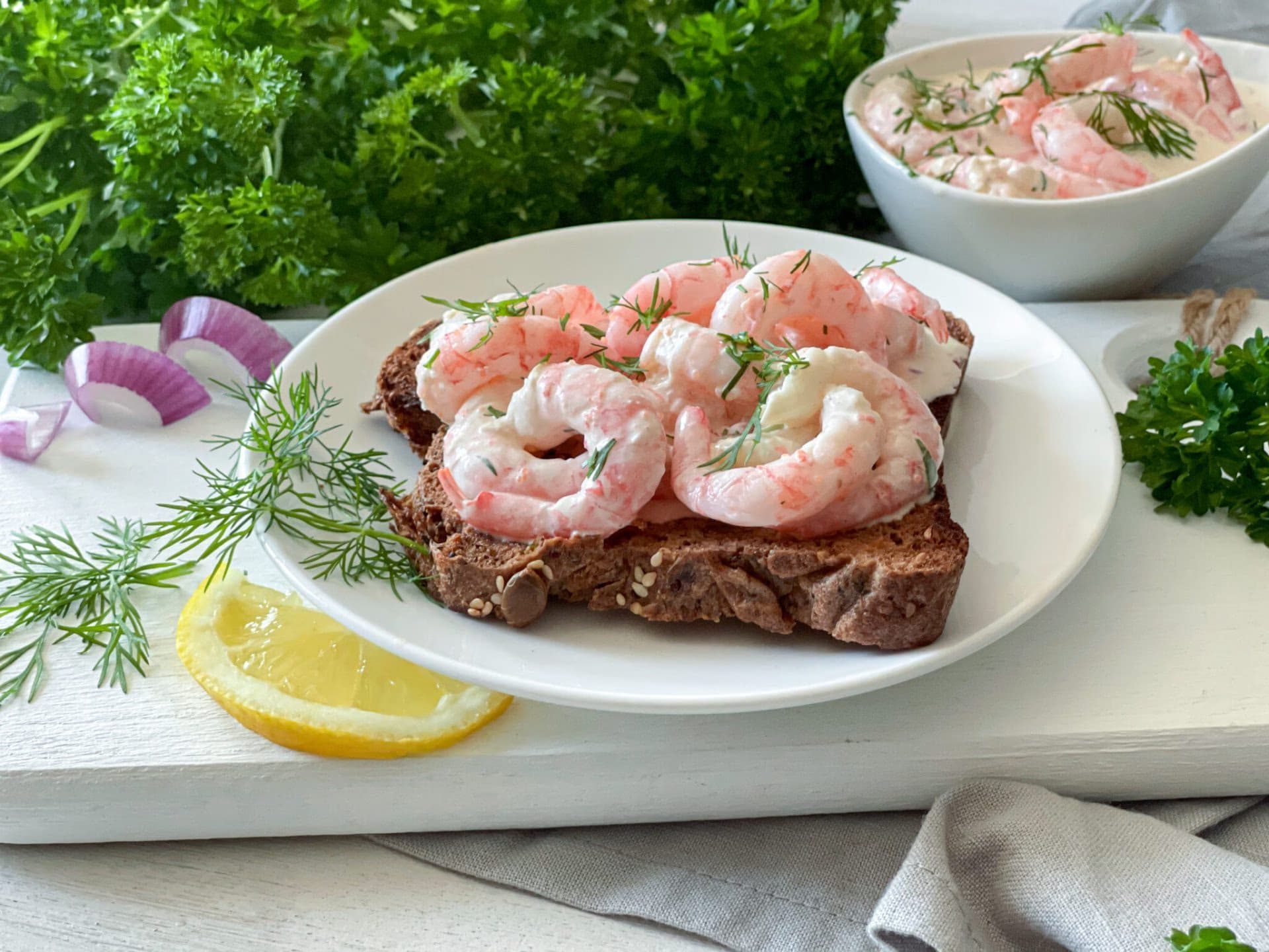 Ketovennlig rekesalat med dill og lime – ferdig rett