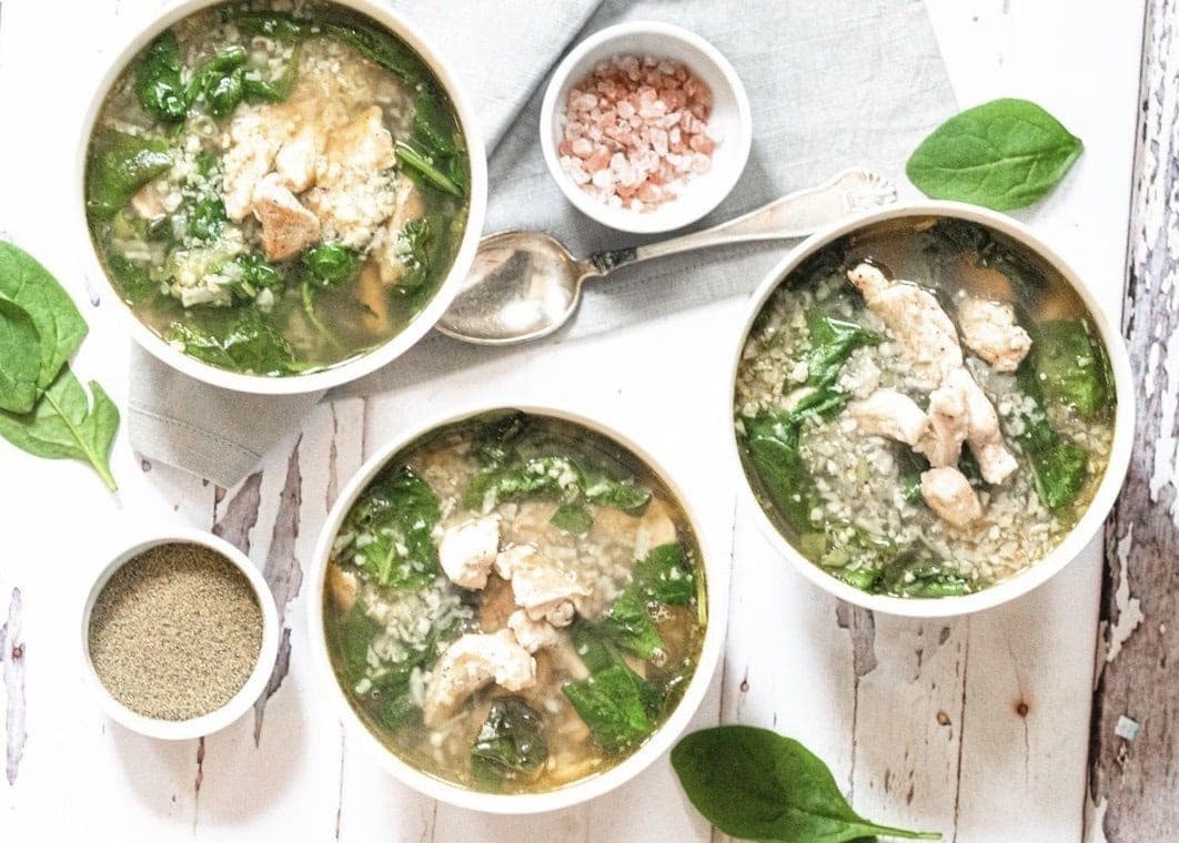 Kyllingsuppe i spinat og blomkål – ferdig rett