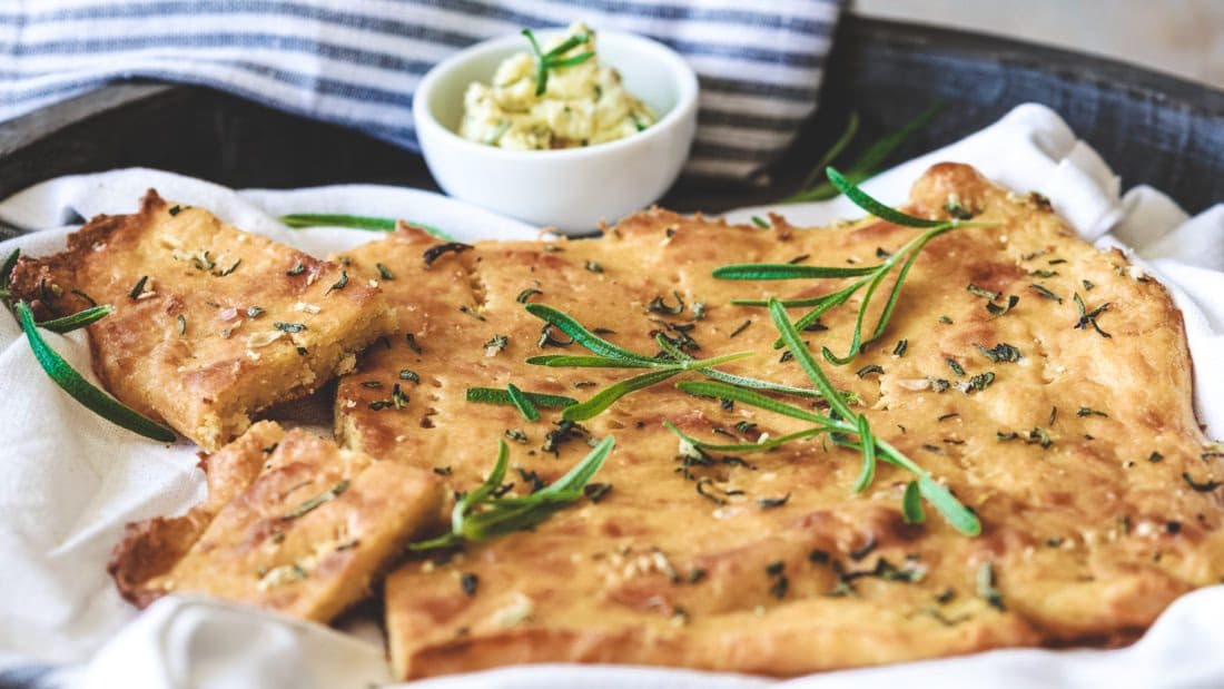 Lavkarbo Focaccia med Spicy Kryddersmør – ferdig rett