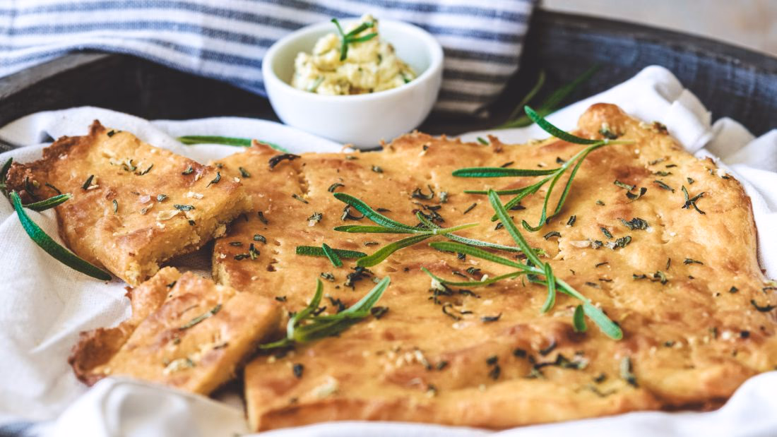 Lavkarbo Focaccia med Spicy Kryddersmør – ferdig rett