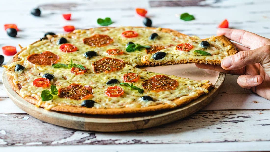 Lavkarbo og Glutenfri Pizza – Klar på 25 Minutter – ferdig rett