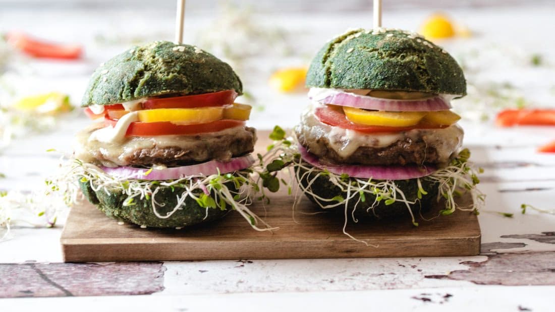 Lavkarbo Spirulina Miniburgerbrød – ferdig rett