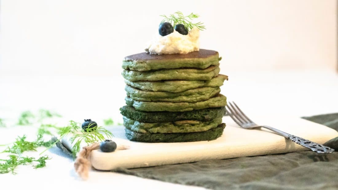 Minipannekaker med Grønn Spirulina og Pisket Krem – ferdig rett