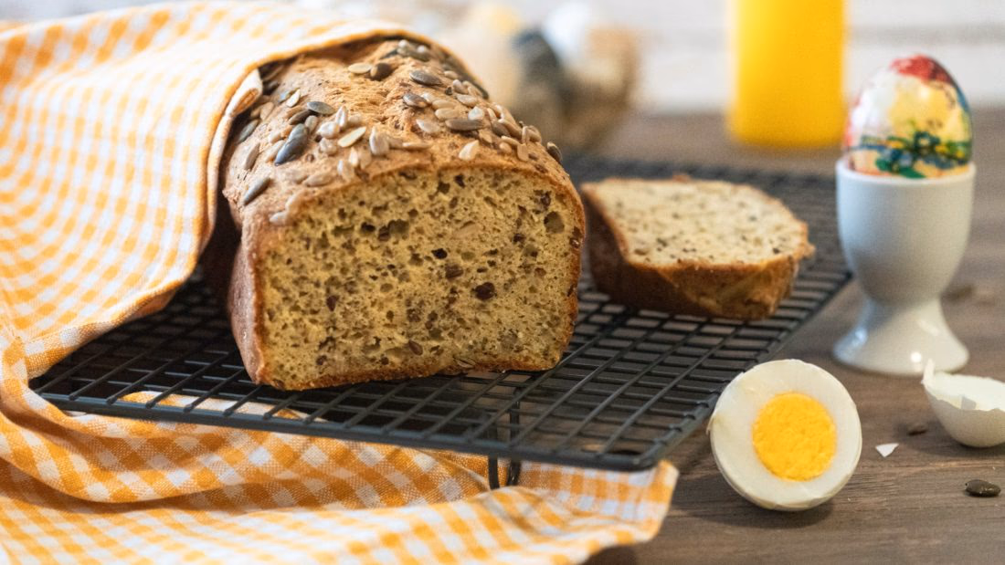 Nystekt sunnhetsbrød med nøtter og frø – ferdig rett