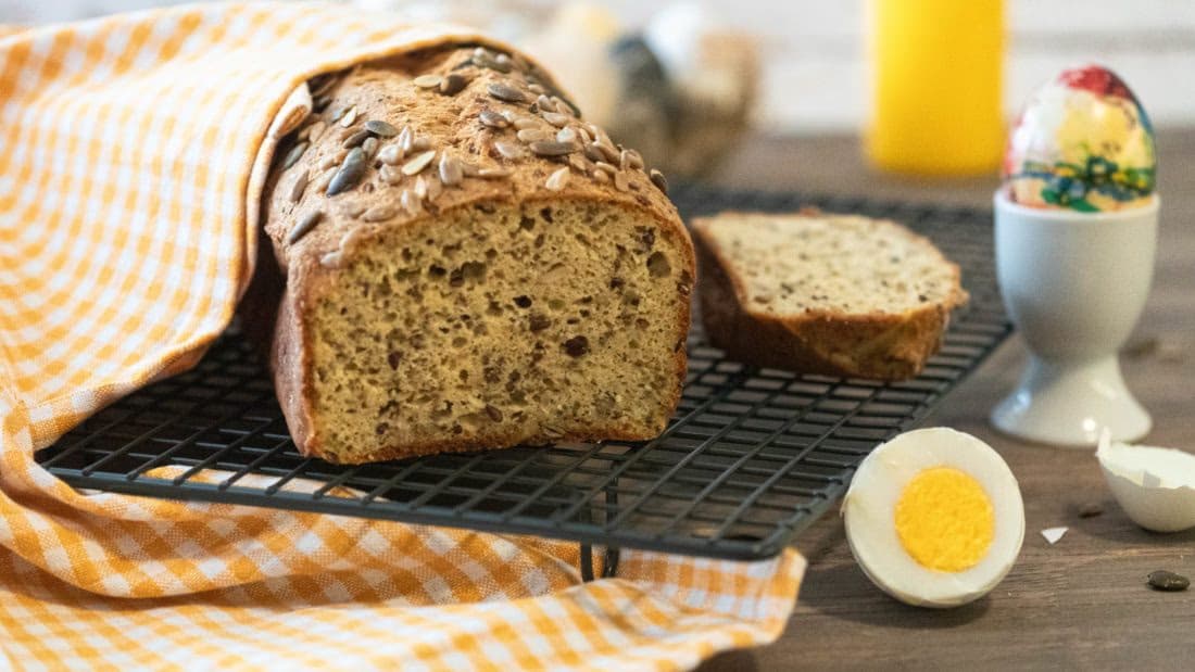 Nystekt sunnhetsbrød med nøtter og frø – ferdig rett