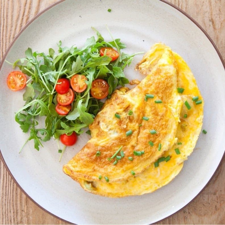 Omelett med enkel salat – ferdig rett