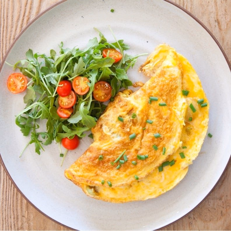Omelett med enkel salat – ferdig rett