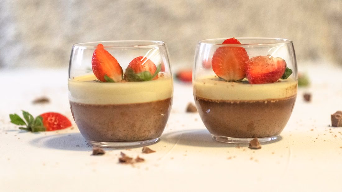 Panna Cotta med Jordbær og Sjokoladedryss – Sunn og Enkel dessert – ferdig rett