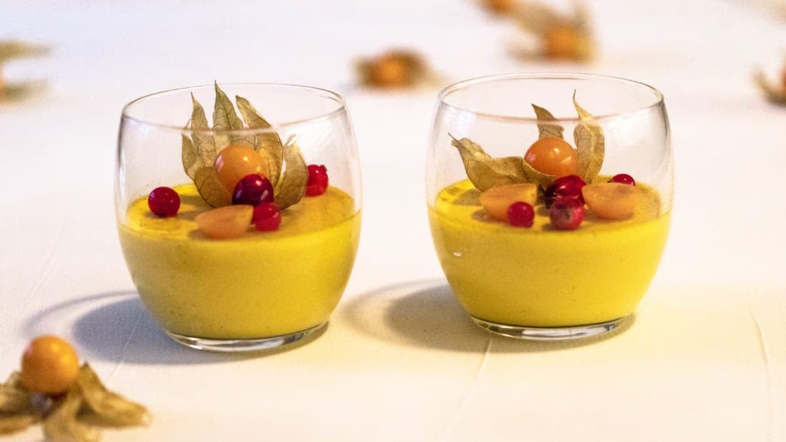Safran panna cotta med friske bær og mandler – ferdig rett