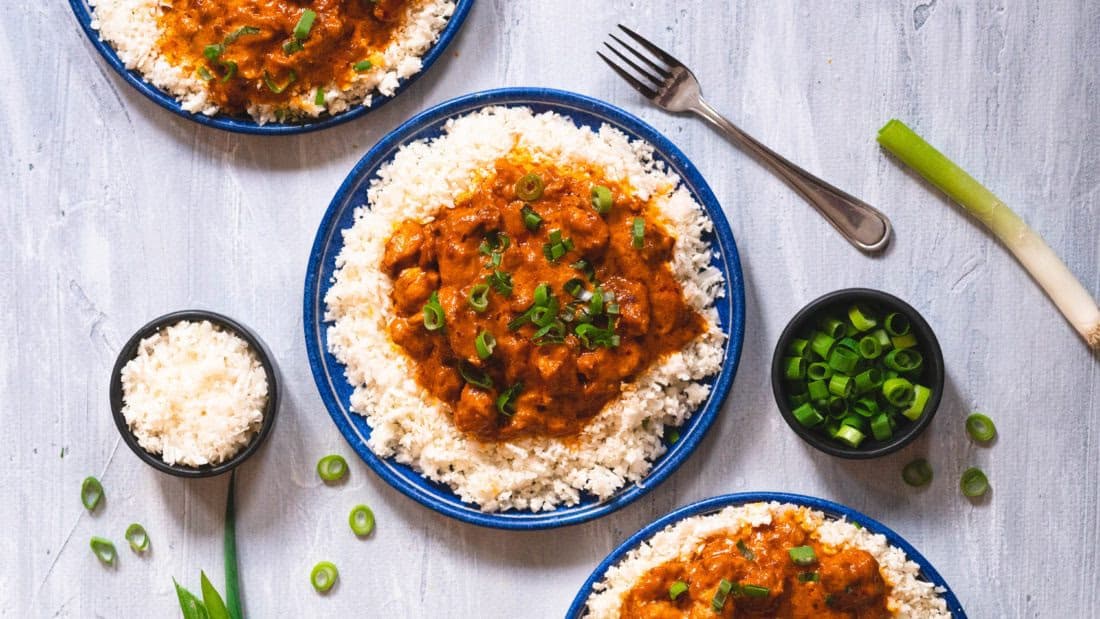 Saftig Kyllingfilet i Kremet Spicy Fløtesaus med Blomkålris – ferdig rett