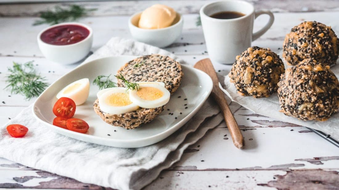 Sesamfrørundstykker: Glutenfri og Lavkarbo-vennlig – ferdig rett