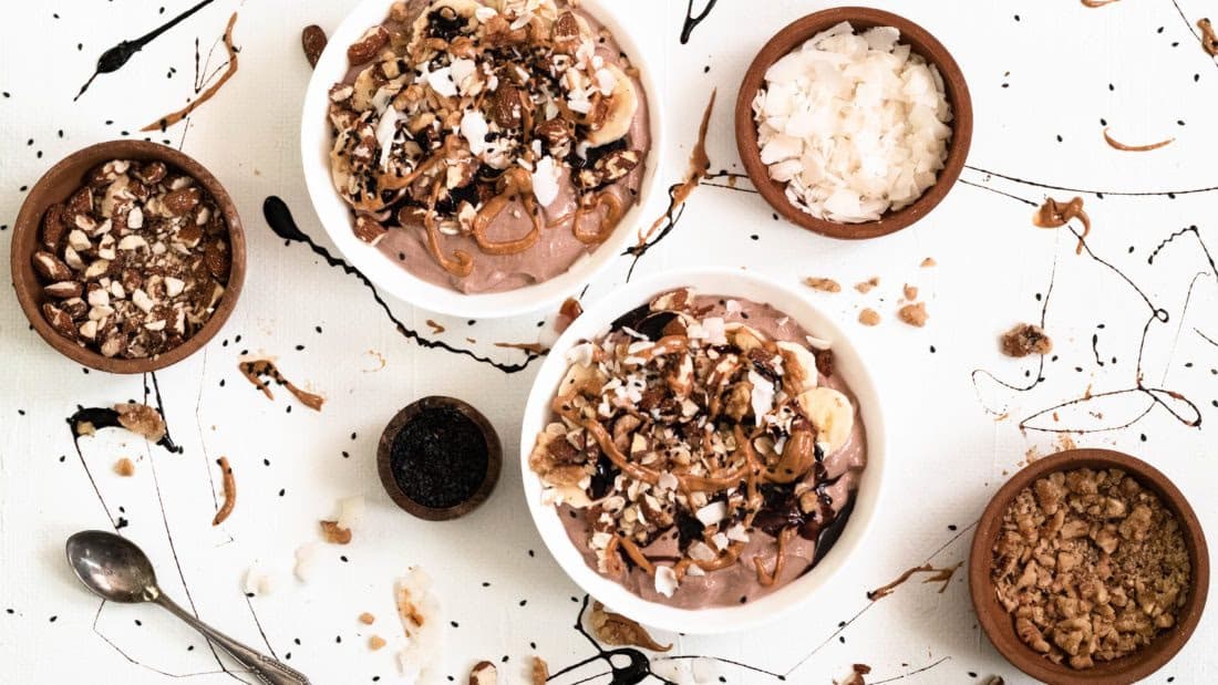 Sjokoladeyoghurt med Banan, Nøtter og Cashewsmør – ferdig rett
