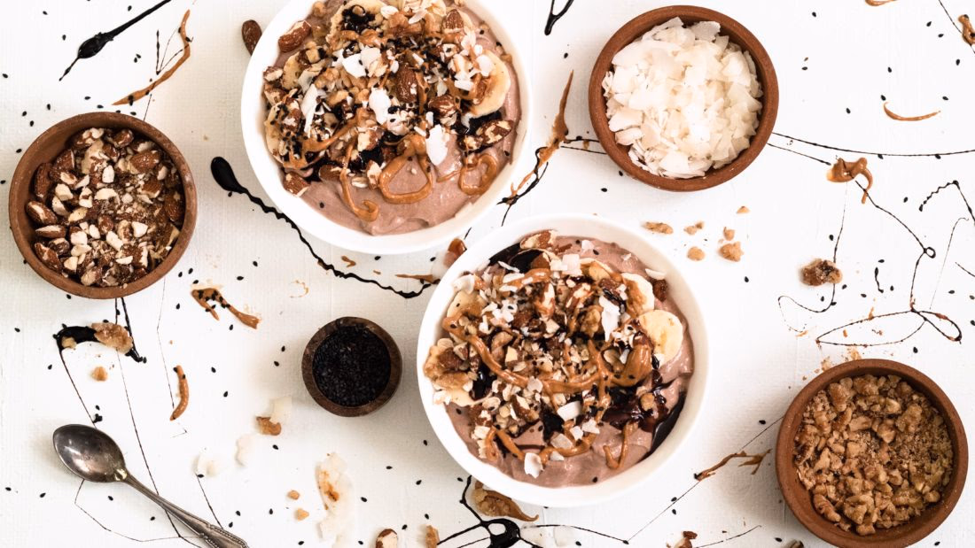 Sjokoladeyoghurt med Banan, Nøtter og Cashewsmør – ferdig rett