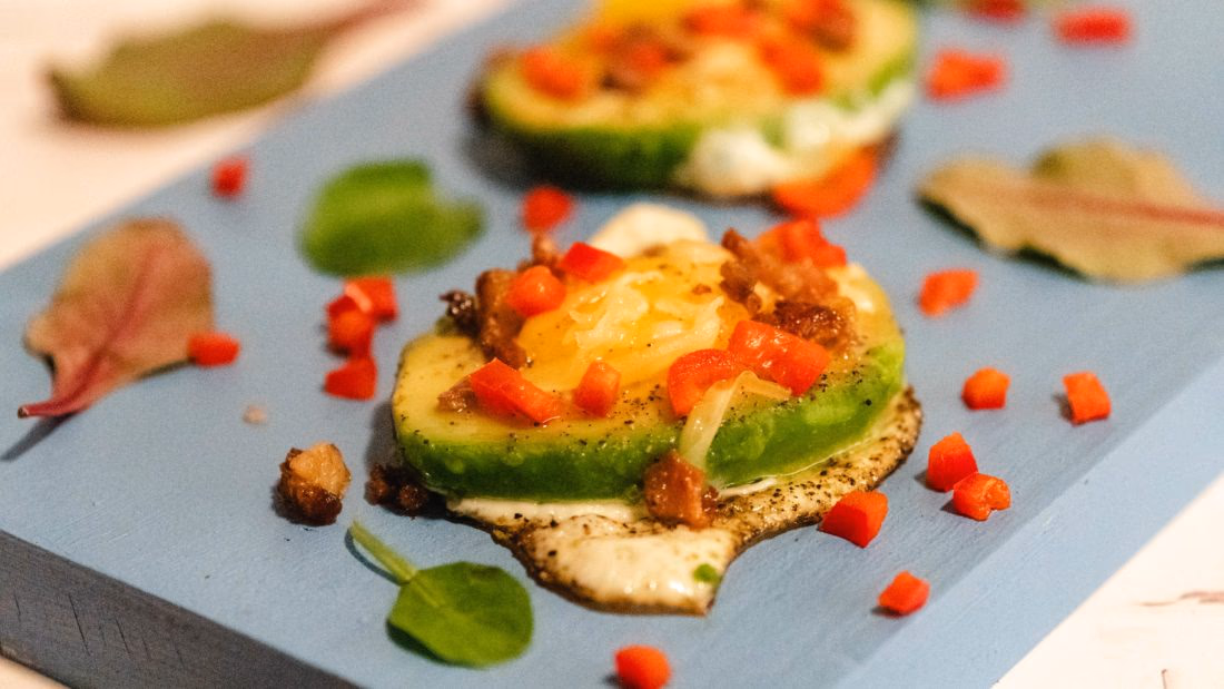 Speilegg i Avokado med Crispy Bacon – Lavkarbo Lunsj – ferdig rett