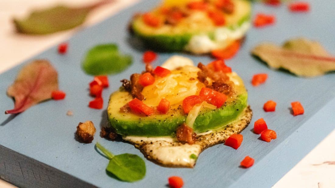 Speilegg i Avokado med Crispy Bacon – Lavkarbo Lunsj – ferdig rett